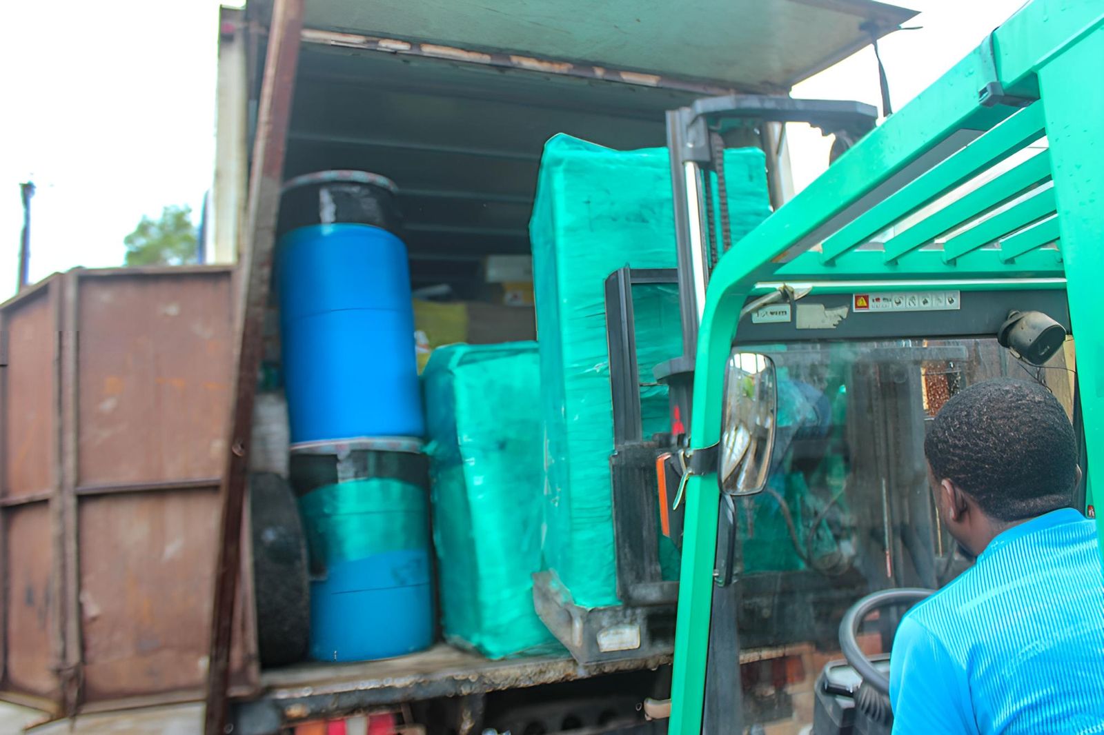 Unloading wrapped barrels and bundles by forklift