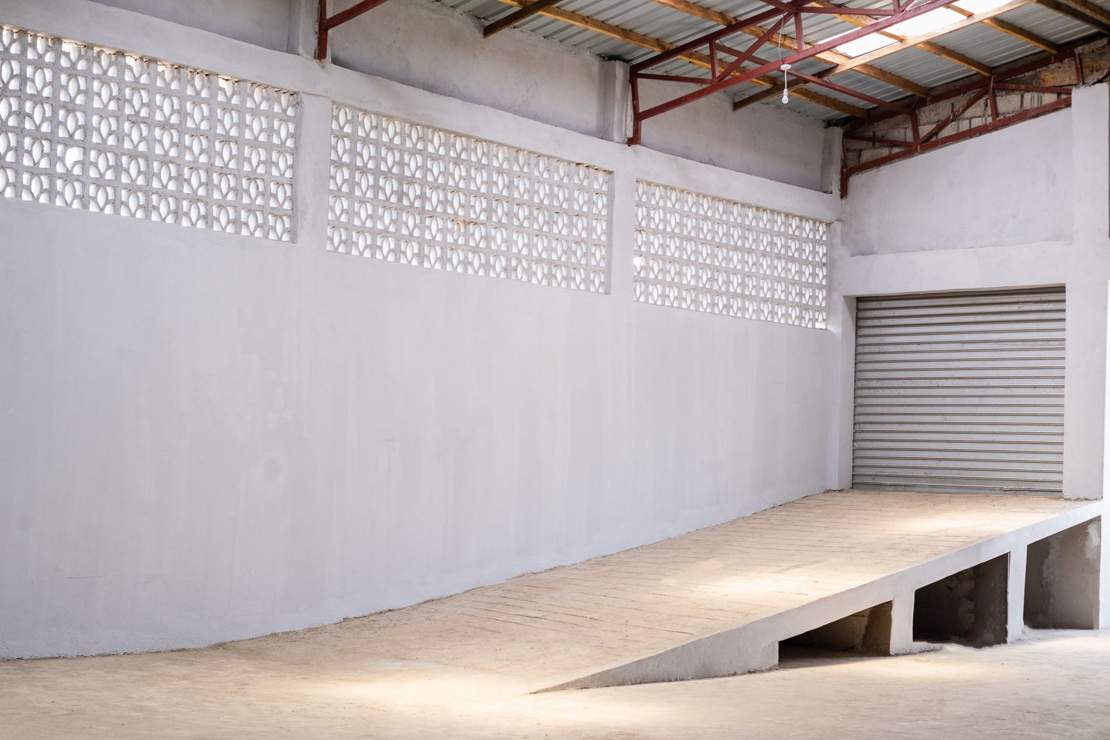 Loading ramp leading to the roller-shutter door